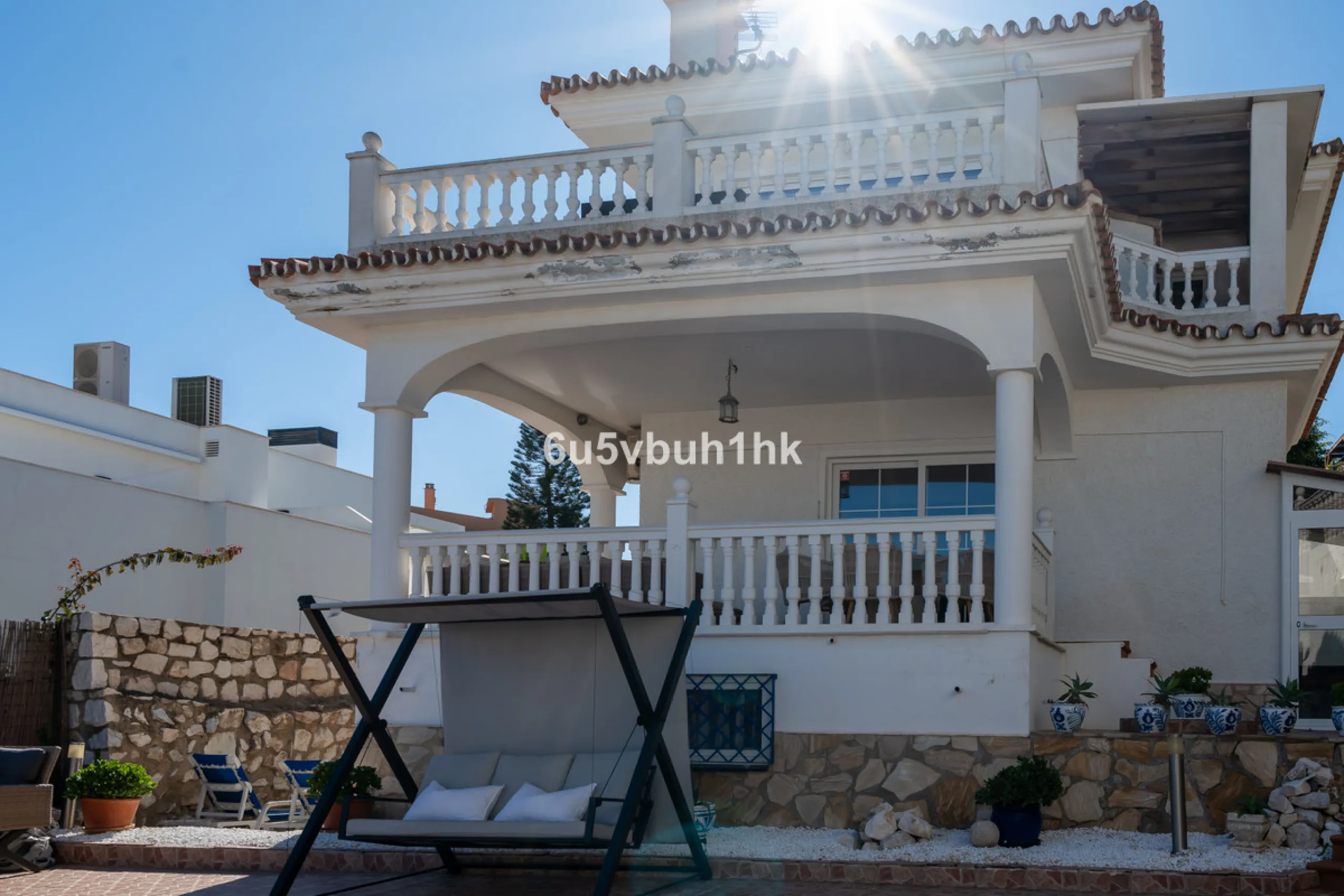 House - Detached Villa в продаже в Fuengirola, Málaga. В доме 5 спален и 6 ванных комнат. Площадь дома 312 м². Площадь участка 466 м²
