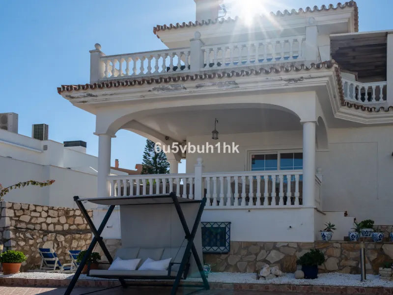 House - Detached Villa в продаже в Fuengirola, Málaga. В доме 5 спален и 6 ванных комнат. Площадь дома 312 м². Площадь участка 466 м²