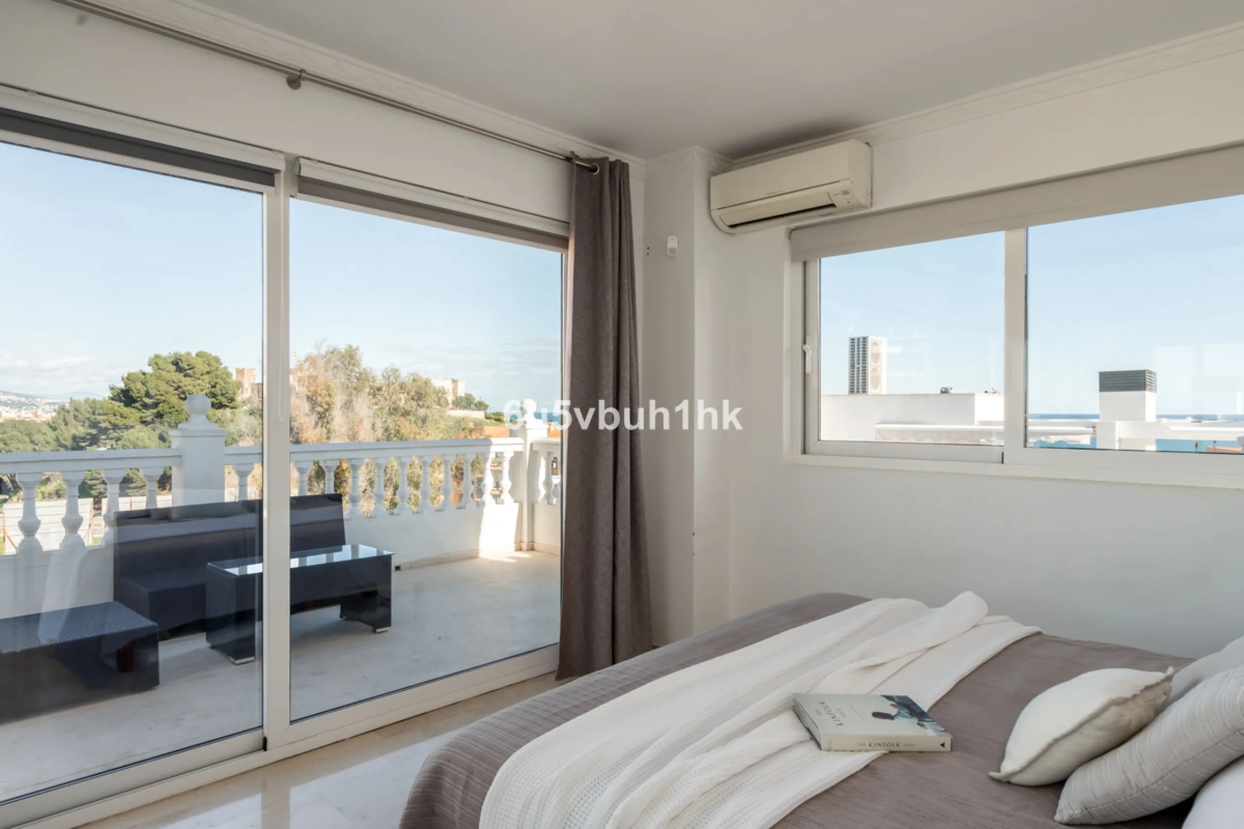 House - Detached Villa в продаже в Fuengirola, Málaga. В доме 5 спален и 6 ванных комнат. Площадь дома 312 м². Площадь участка 466 м²