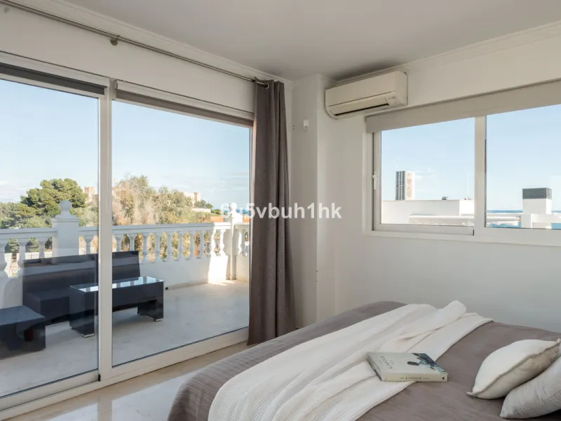 House - Detached Villa в продаже в Fuengirola, Málaga. В доме 5 спален и 6 ванных комнат. Площадь дома 312 м². Площадь участка 466 м²
