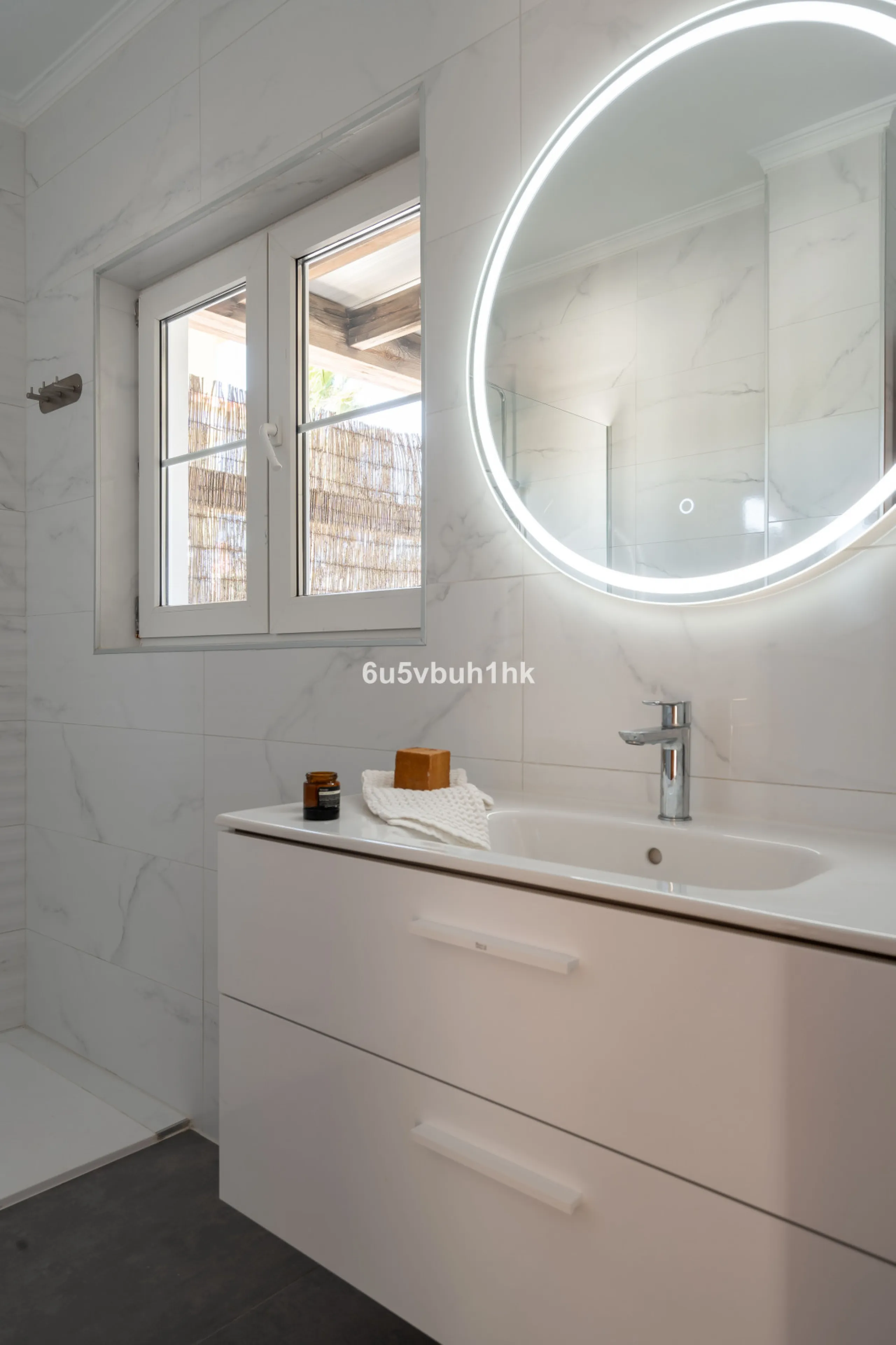 House - Detached Villa в продаже в Fuengirola, Málaga. В доме 5 спален и 6 ванных комнат. Площадь дома 312 м². Площадь участка 466 м²