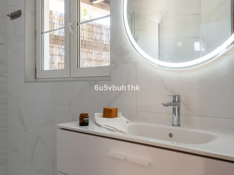 House - Detached Villa в продаже в Fuengirola, Málaga. В доме 5 спален и 6 ванных комнат. Площадь дома 312 м². Площадь участка 466 м²
