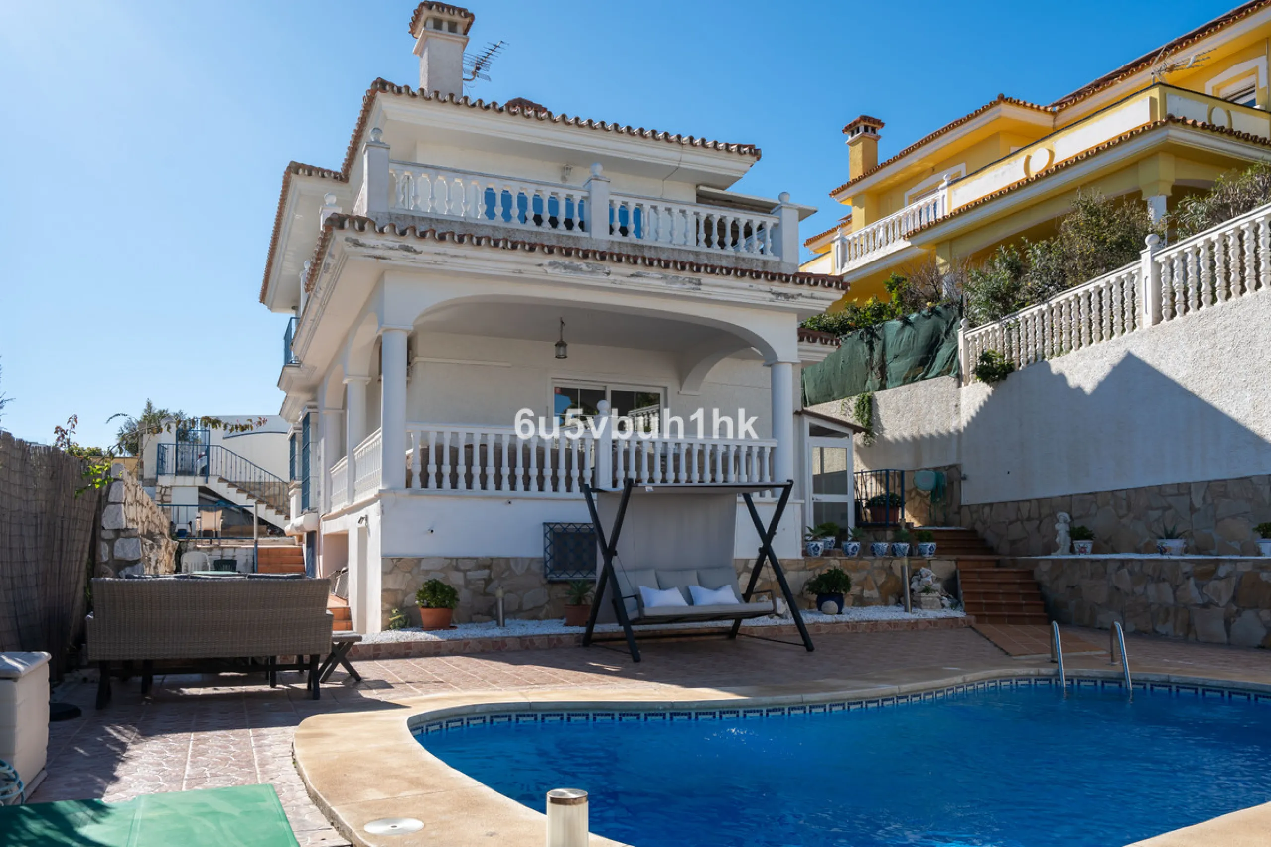 House - Detached Villa в продаже в Fuengirola, Málaga. В доме 5 спален и 6 ванных комнат. Площадь дома 312 м². Площадь участка 466 м²