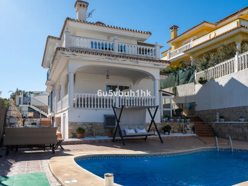 House - Detached Villa в продаже в Fuengirola, Málaga. В доме 5 спален и 6 ванных комнат. Площадь дома 312 м². Площадь участка 466 м²