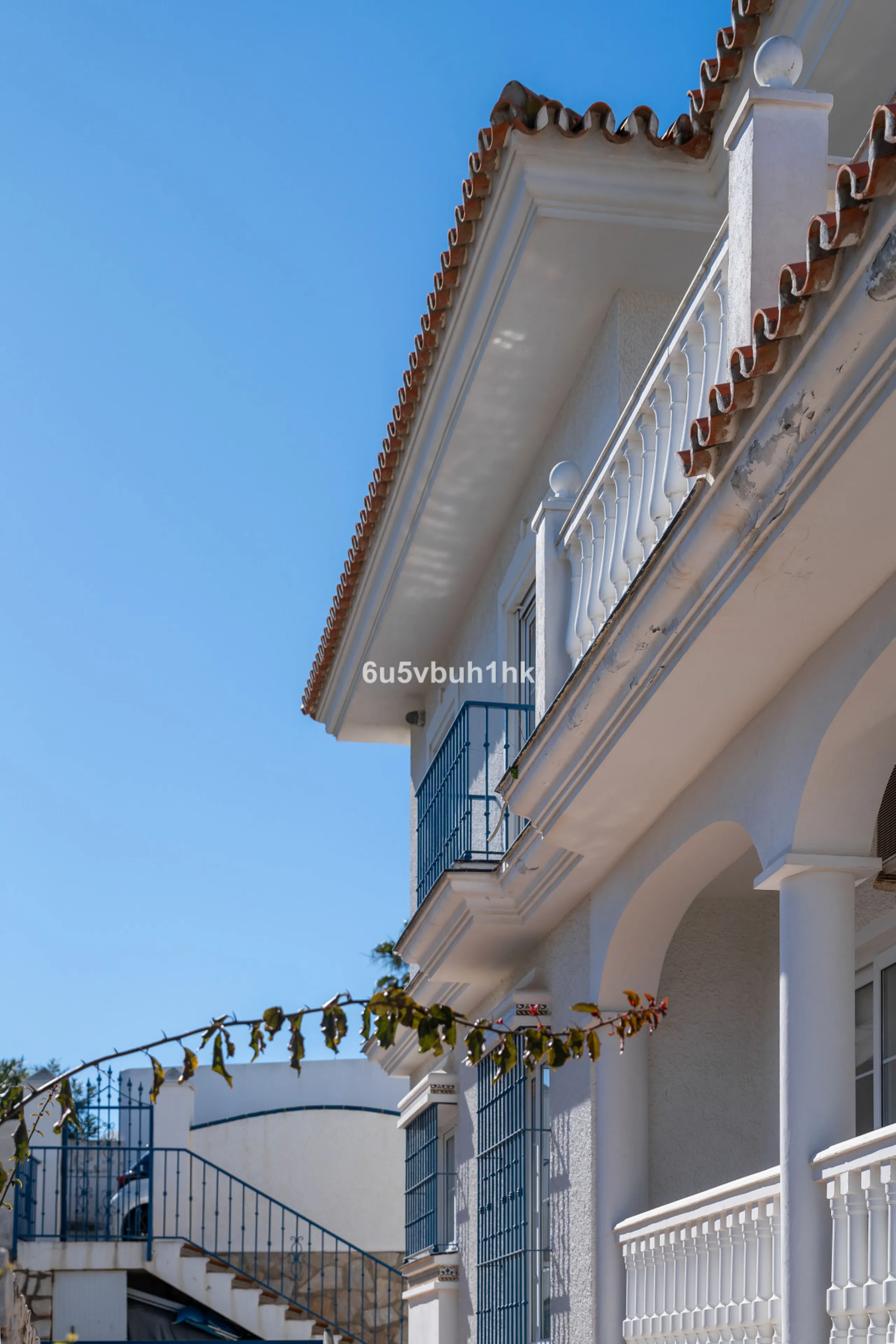 House - Detached Villa в продаже в Fuengirola, Málaga. В доме 5 спален и 6 ванных комнат. Площадь дома 312 м². Площадь участка 466 м²
