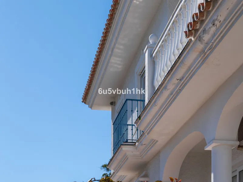 House - Detached Villa в продаже в Fuengirola, Málaga. В доме 5 спален и 6 ванных комнат. Площадь дома 312 м². Площадь участка 466 м²