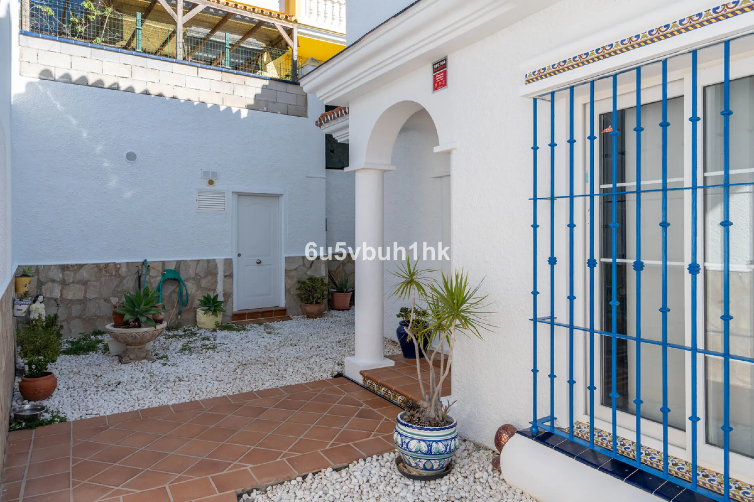 House - Detached Villa в продаже в Fuengirola, Málaga. В доме 5 спален и 6 ванных комнат. Площадь дома 312 м². Площадь участка 466 м²