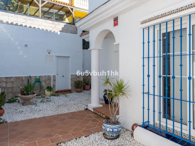 House - Detached Villa в продаже в Fuengirola, Málaga. В доме 5 спален и 6 ванных комнат. Площадь дома 312 м². Площадь участка 466 м²