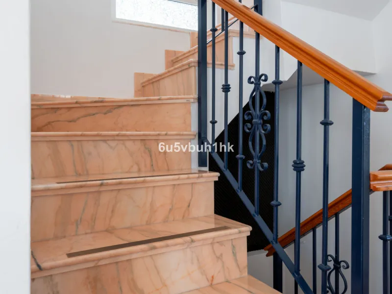 House - Detached Villa в продаже в Fuengirola, Málaga. В доме 5 спален и 6 ванных комнат. Площадь дома 312 м². Площадь участка 466 м²