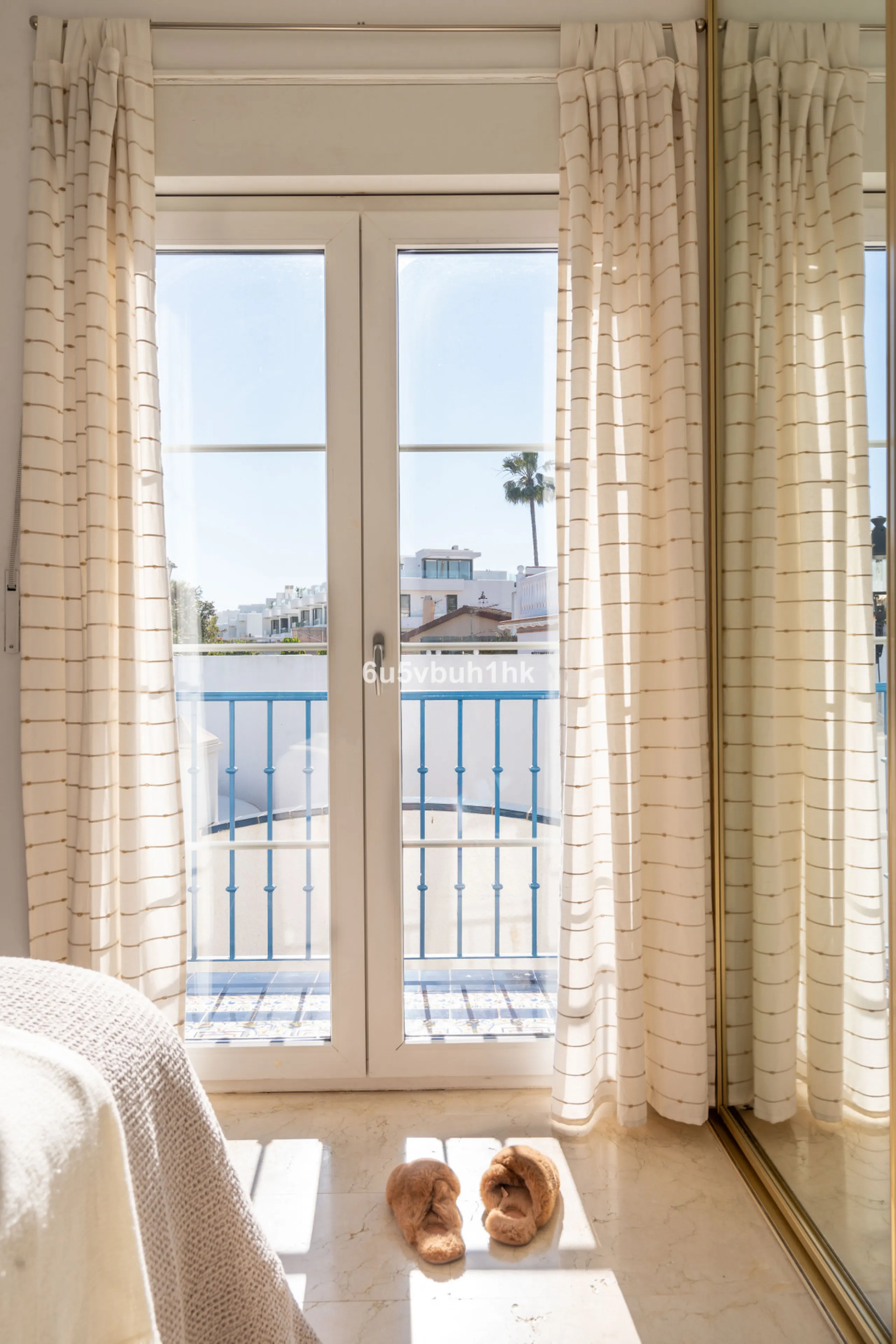 House - Detached Villa в продаже в Fuengirola, Málaga. В доме 5 спален и 6 ванных комнат. Площадь дома 312 м². Площадь участка 466 м²