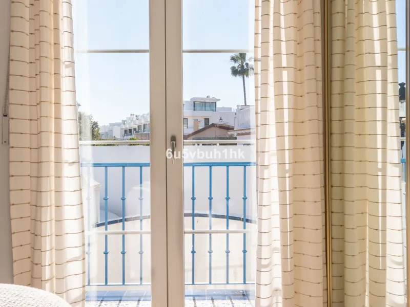 House - Detached Villa в продаже в Fuengirola, Málaga. В доме 5 спален и 6 ванных комнат. Площадь дома 312 м². Площадь участка 466 м²
