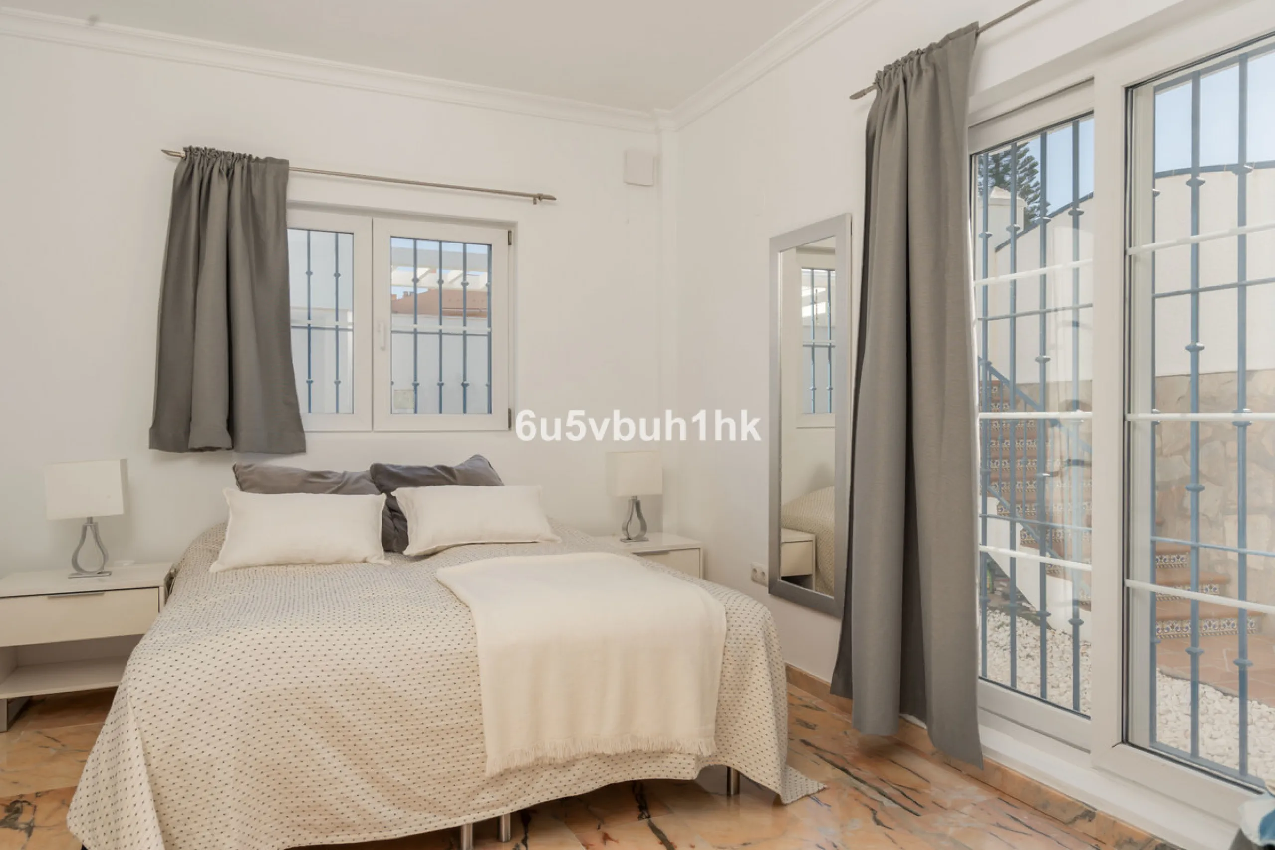 House - Detached Villa в продаже в Fuengirola, Málaga. В доме 5 спален и 6 ванных комнат. Площадь дома 312 м². Площадь участка 466 м²