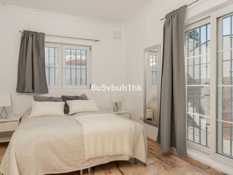 House - Detached Villa в продаже в Fuengirola, Málaga. В доме 5 спален и 6 ванных комнат. Площадь дома 312 м². Площадь участка 466 м²