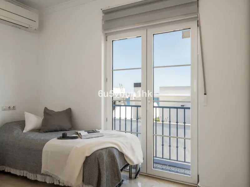 House - Detached Villa в продаже в Fuengirola, Málaga. В доме 5 спален и 6 ванных комнат. Площадь дома 312 м². Площадь участка 466 м²