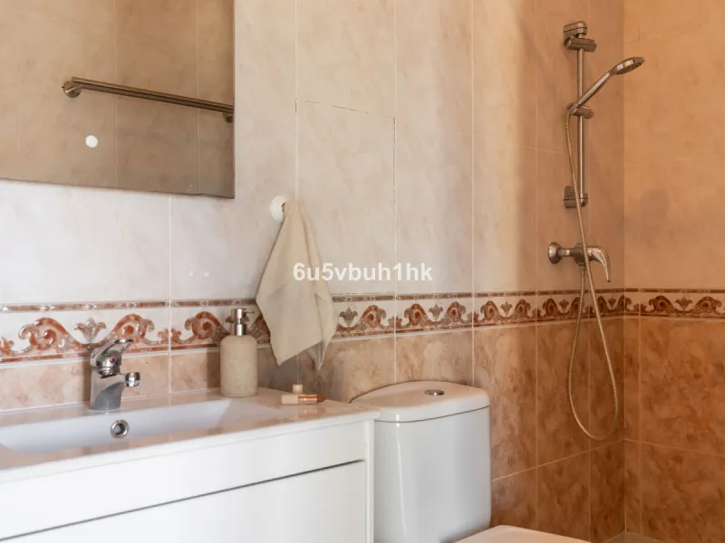 House - Detached Villa в продаже в Fuengirola, Málaga. В доме 5 спален и 6 ванных комнат. Площадь дома 312 м². Площадь участка 466 м²