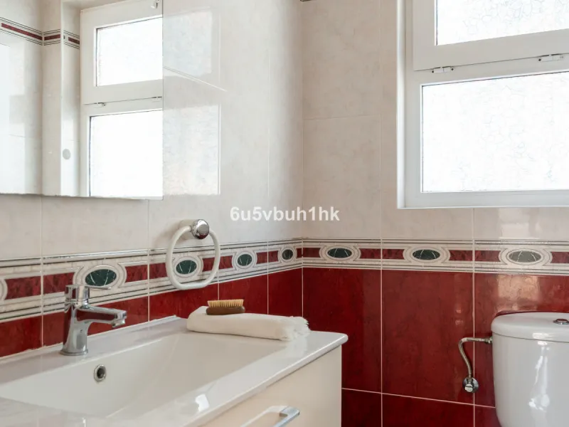 House - Detached Villa в продаже в Fuengirola, Málaga. В доме 5 спален и 6 ванных комнат. Площадь дома 312 м². Площадь участка 466 м²