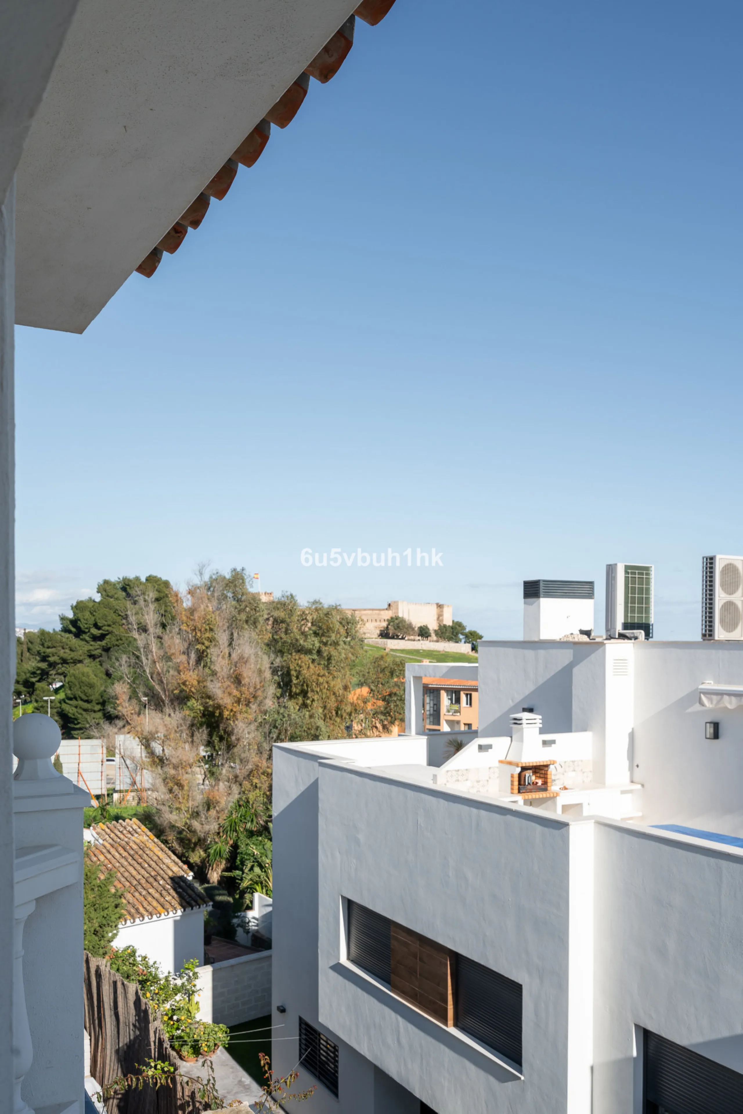 House - Detached Villa в продаже в Fuengirola, Málaga. В доме 5 спален и 6 ванных комнат. Площадь дома 312 м². Площадь участка 466 м²