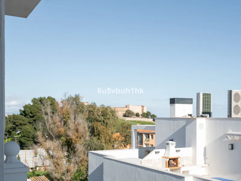 House - Detached Villa в продаже в Fuengirola, Málaga. В доме 5 спален и 6 ванных комнат. Площадь дома 312 м². Площадь участка 466 м²