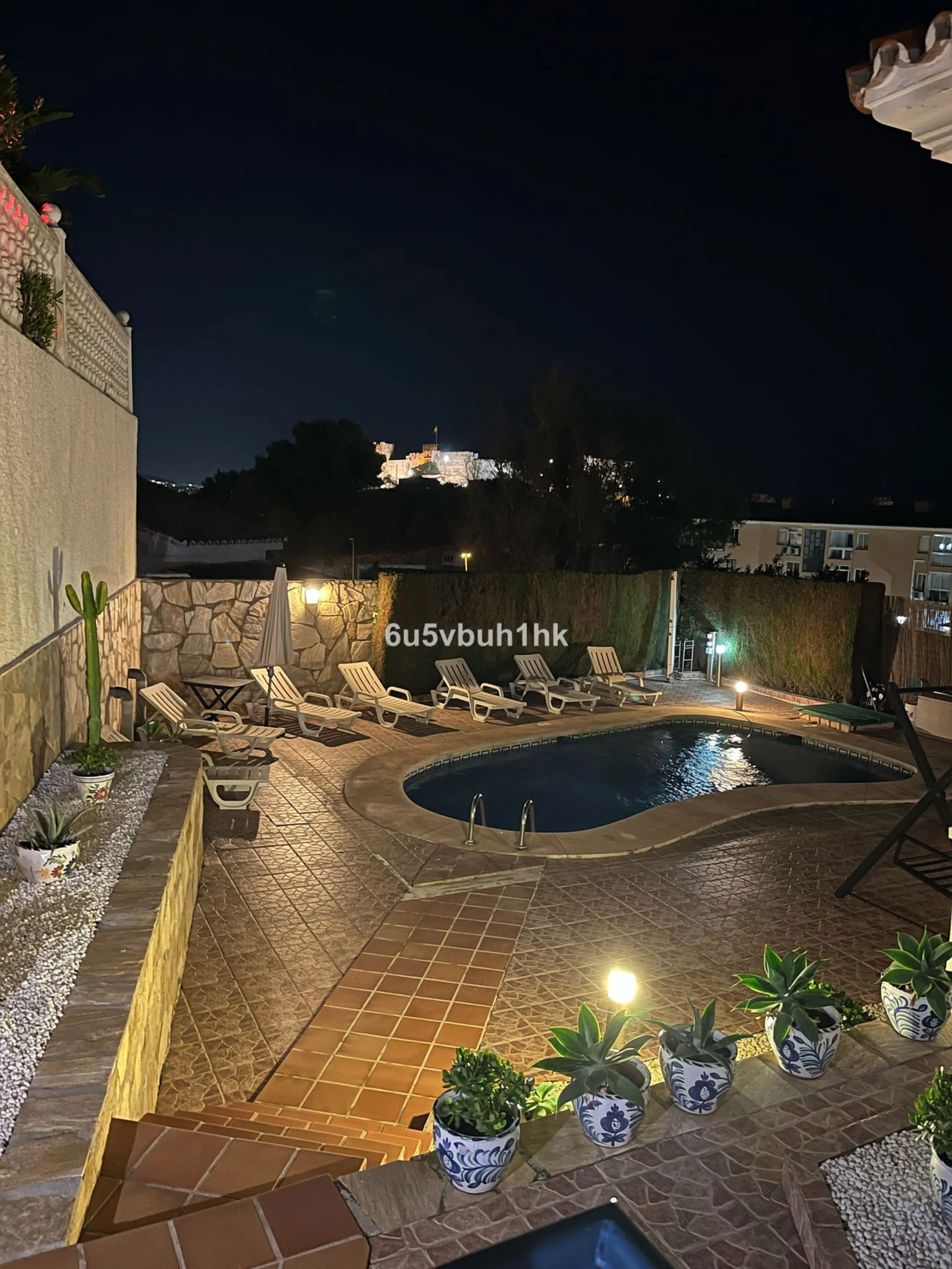 House - Detached Villa в продаже в Fuengirola, Málaga. В доме 5 спален и 6 ванных комнат. Площадь дома 312 м². Площадь участка 466 м²