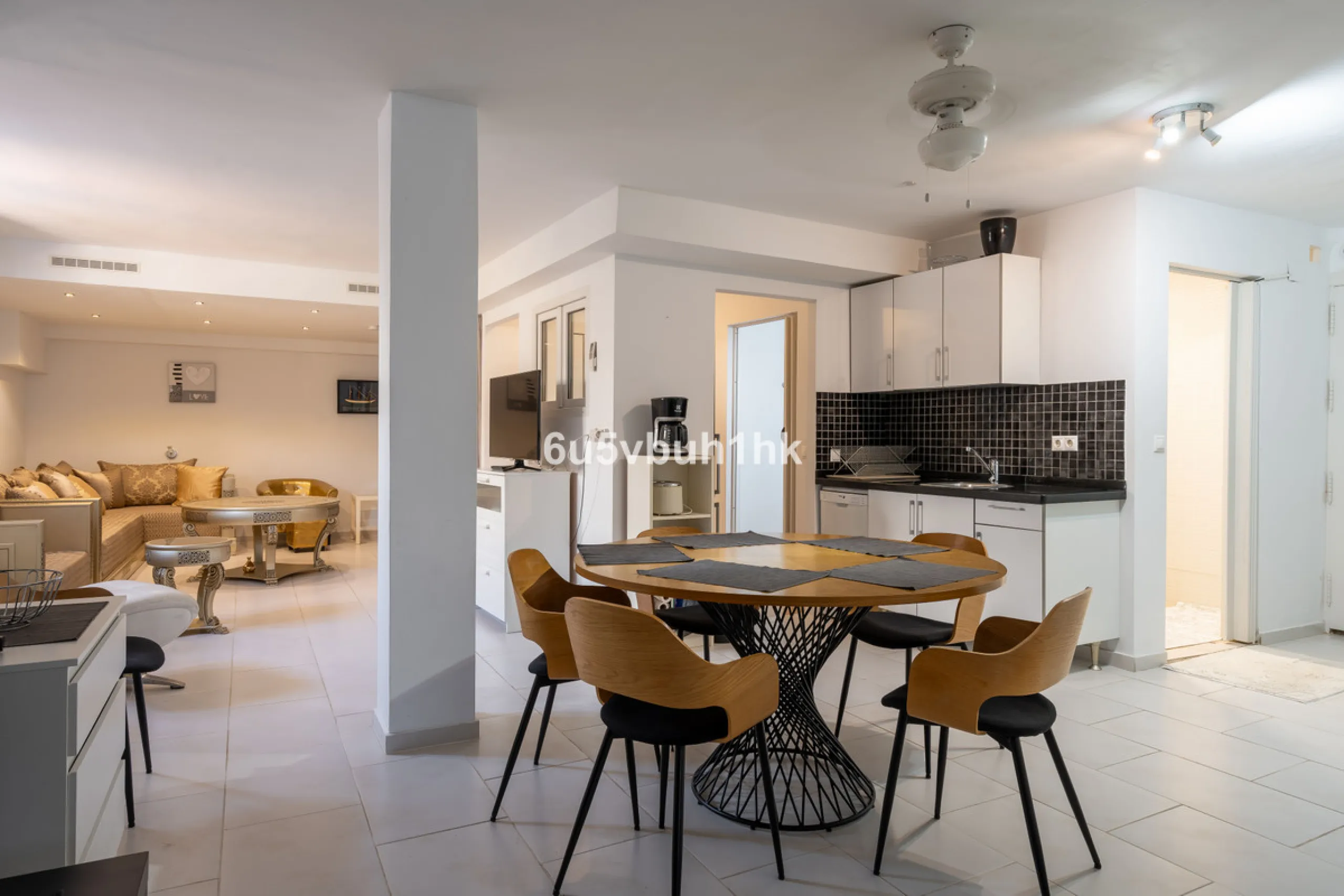 House - Detached Villa в продаже в Fuengirola, Málaga. В доме 5 спален и 6 ванных комнат. Площадь дома 312 м². Площадь участка 466 м²