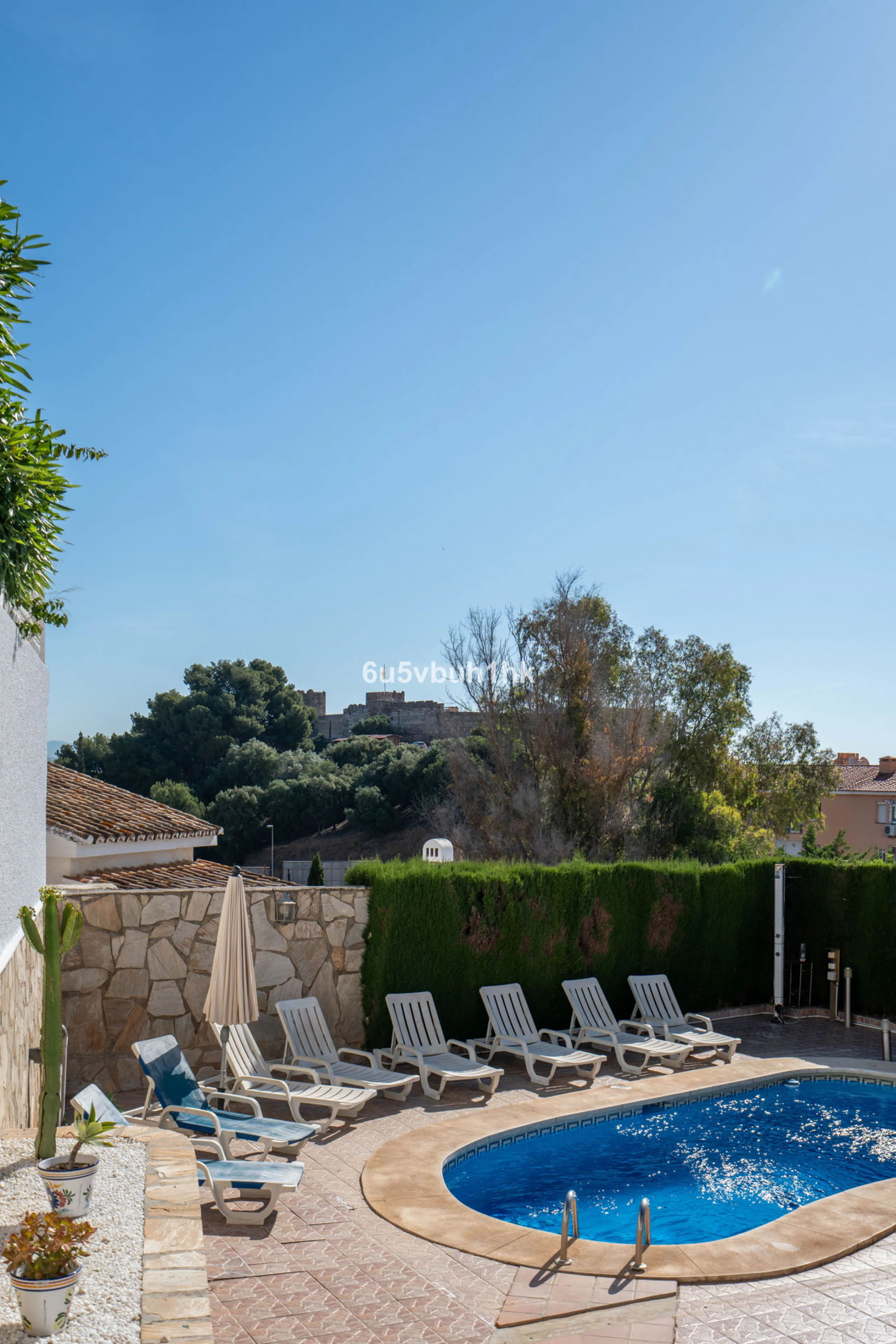 House - Detached Villa в продаже в Fuengirola, Málaga. В доме 5 спален и 6 ванных комнат. Площадь дома 312 м². Площадь участка 466 м²