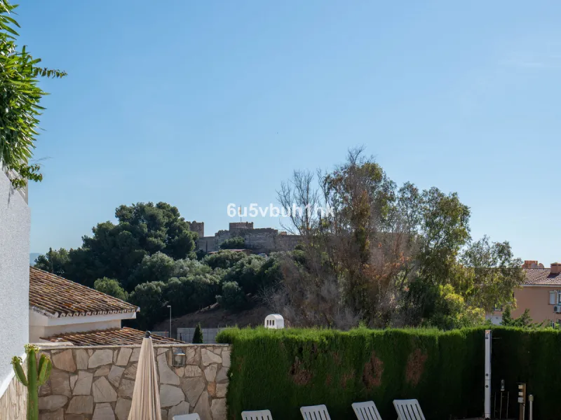 House - Detached Villa в продаже в Fuengirola, Málaga. В доме 5 спален и 6 ванных комнат. Площадь дома 312 м². Площадь участка 466 м²