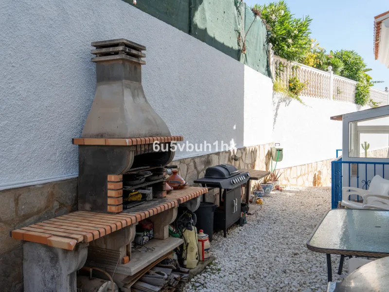 House - Detached Villa в продаже в Fuengirola, Málaga. В доме 5 спален и 6 ванных комнат. Площадь дома 312 м². Площадь участка 466 м²