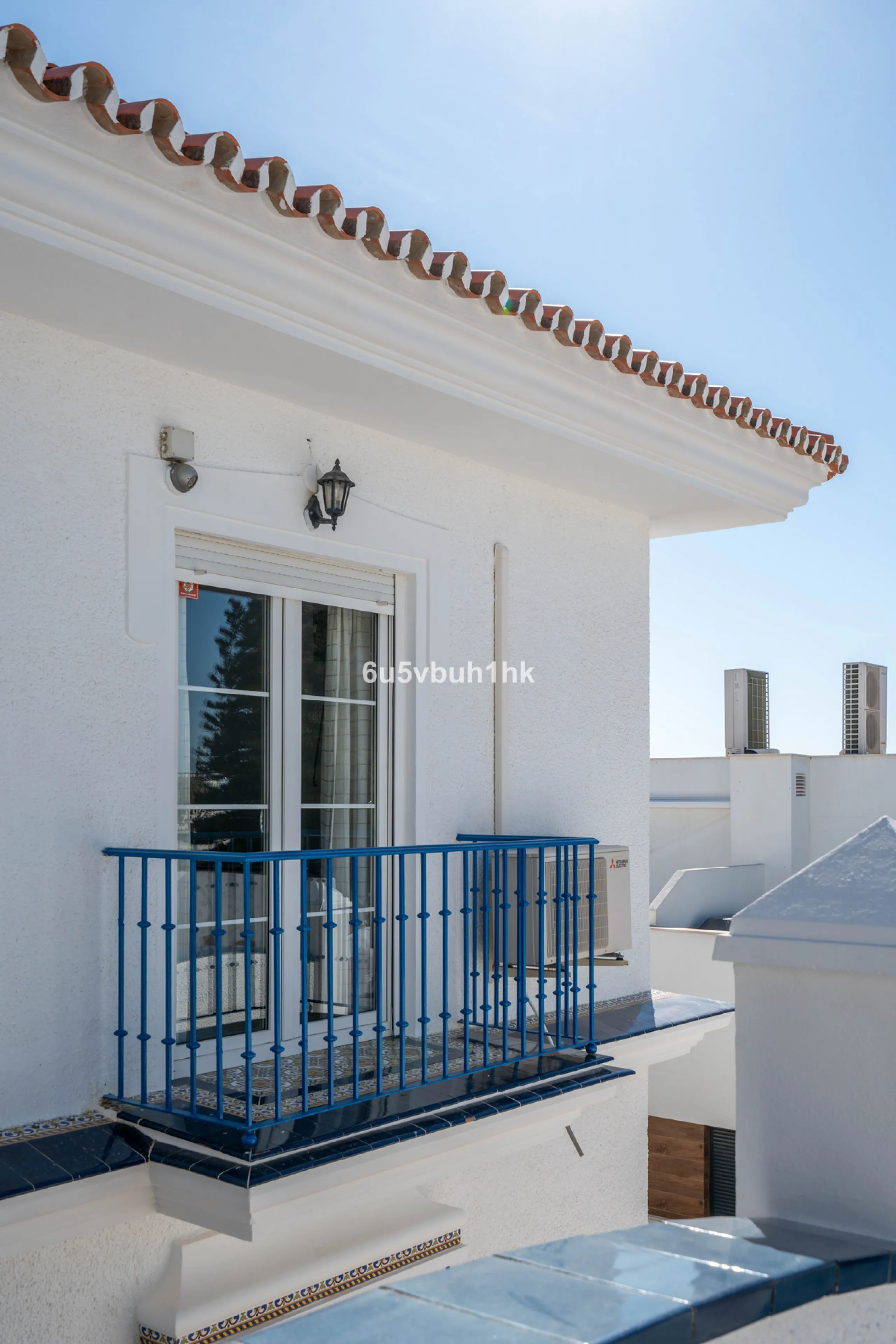 House - Detached Villa в продаже в Fuengirola, Málaga. В доме 5 спален и 6 ванных комнат. Площадь дома 312 м². Площадь участка 466 м²