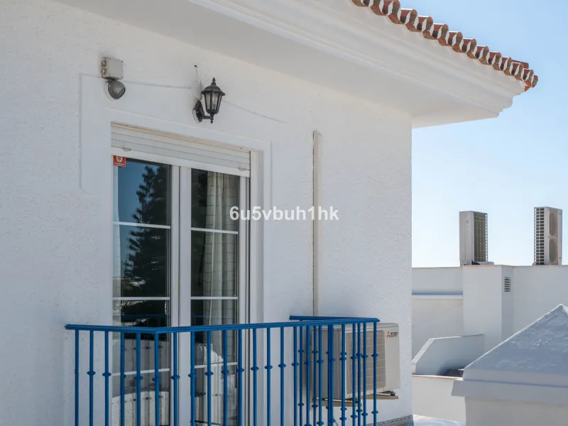 House - Detached Villa в продаже в Fuengirola, Málaga. В доме 5 спален и 6 ванных комнат. Площадь дома 312 м². Площадь участка 466 м²