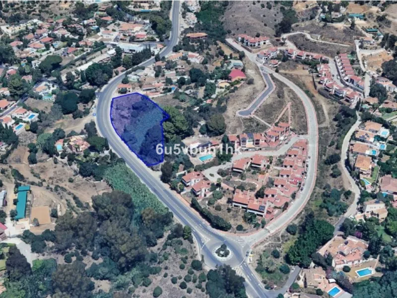 This urban plot is located in a privileged location in the municipality of Mijas. Its elevated position offers magnificent views of the Costa del Sol. The land is located within the UE S-10 Execution Unit, and has a definitively approved Detailed Study (E