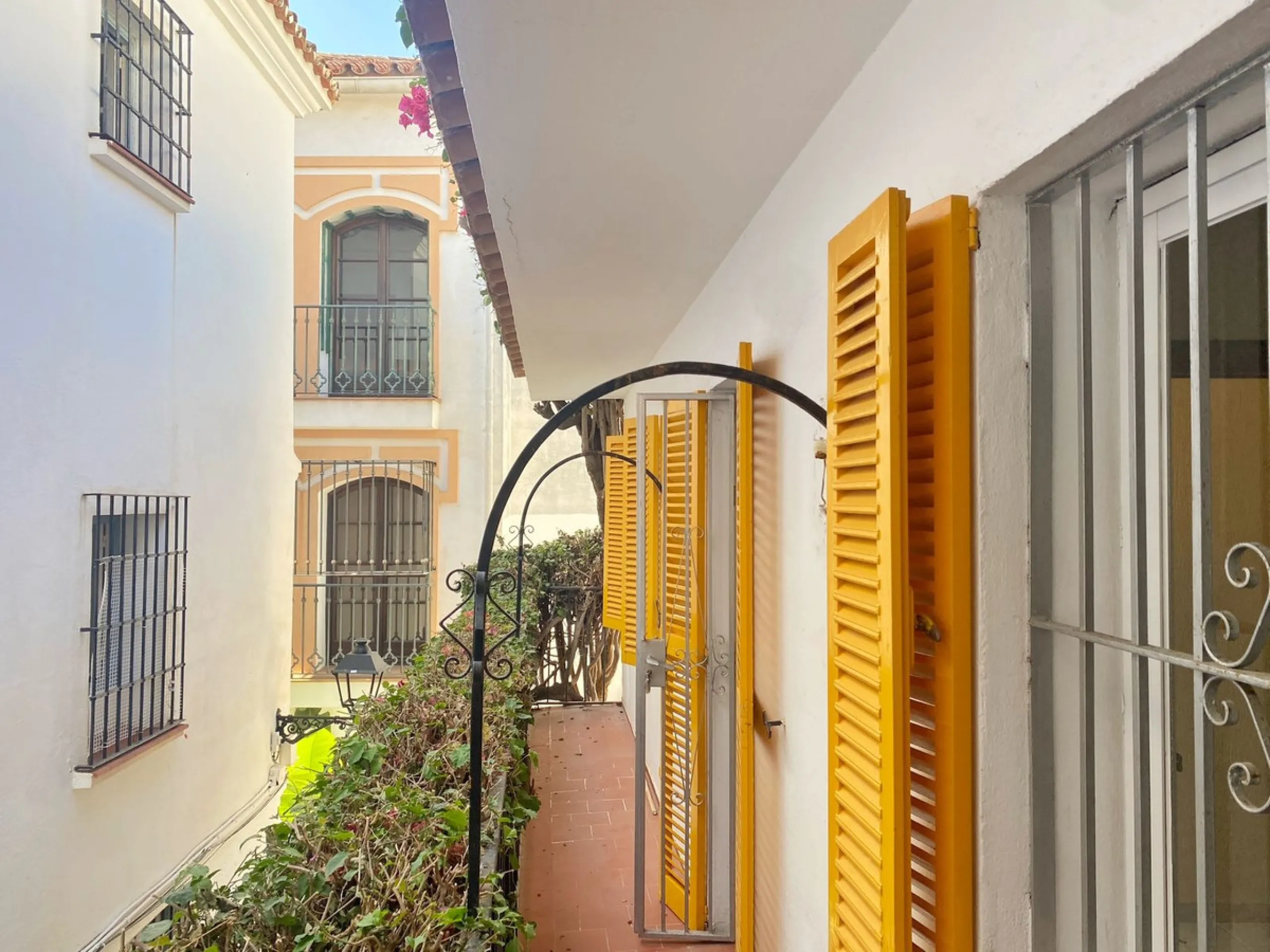 Family townhouse located in Marbella's old town, just a few meters from Plaza de Los Naranjos.