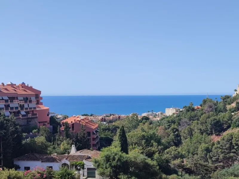 Large duplex penthouse with sea views and south facing orientation less than one kilometer from the beach.