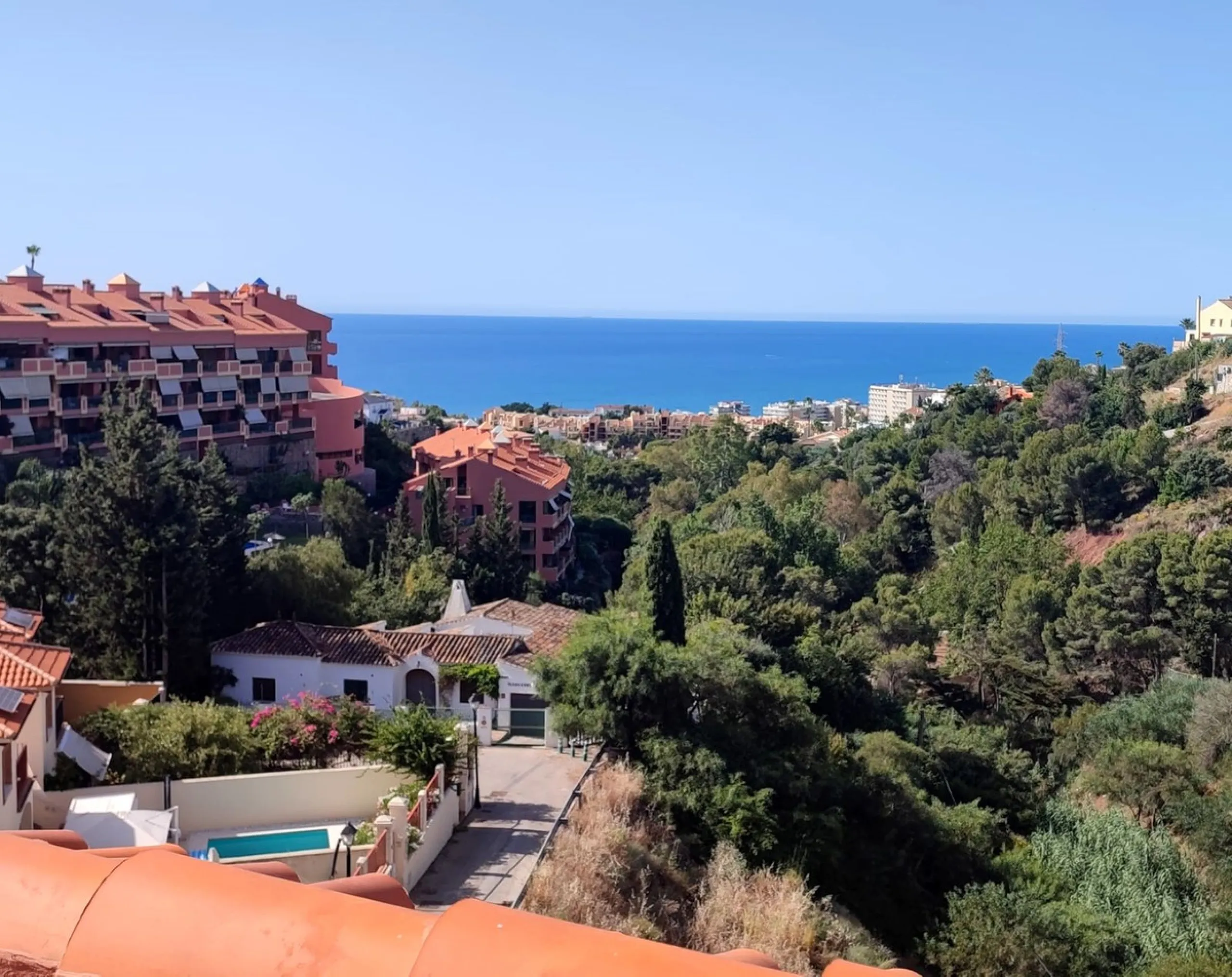 Large duplex penthouse with sea views and south facing orientation less than one kilometer from the beach.
