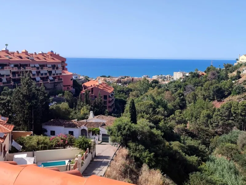 Large duplex penthouse with sea views and south facing orientation less than one kilometer from the beach.