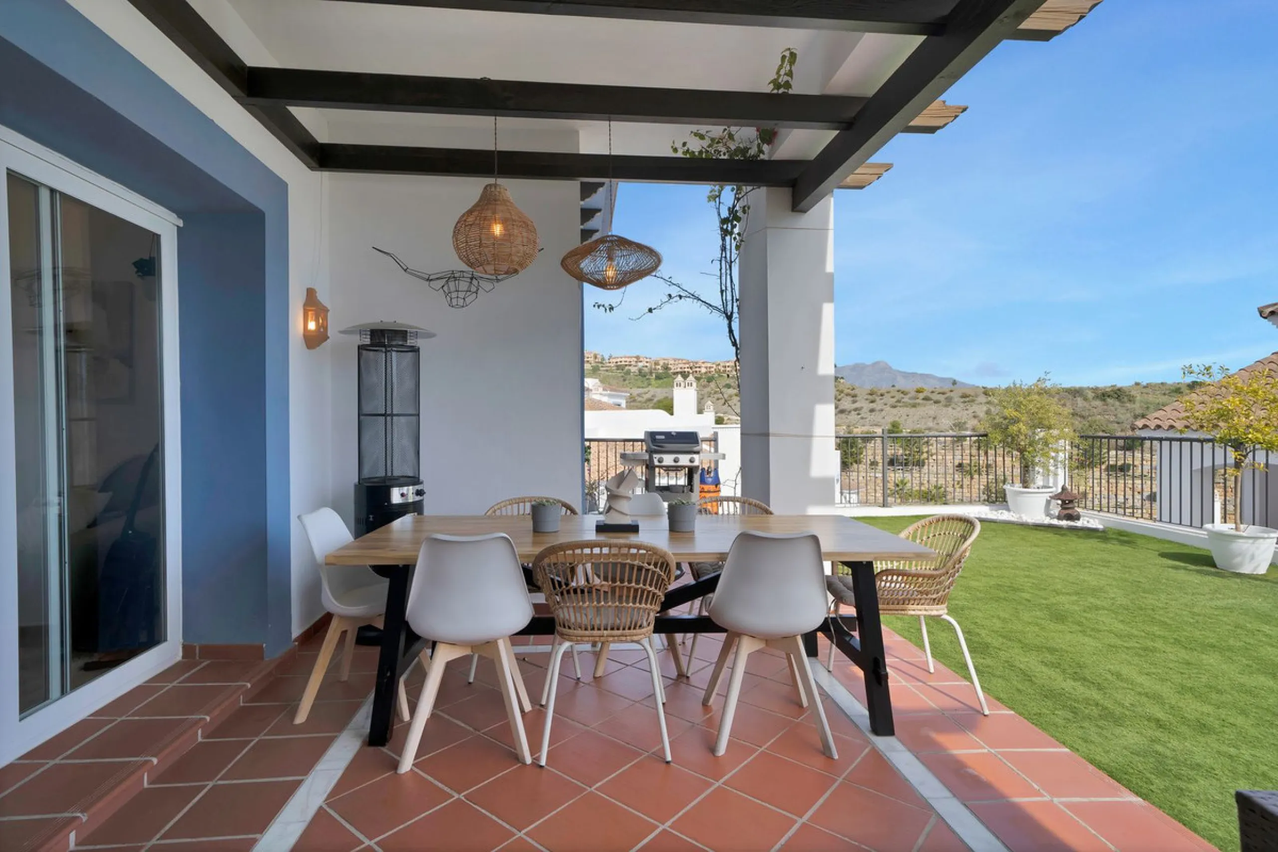 Modern property with private garden and sea views in Paraíso Pueblo