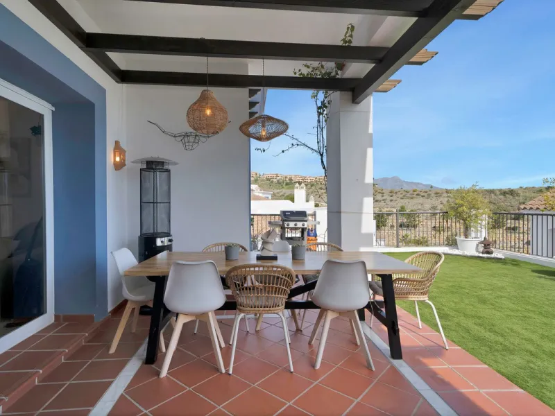 Modern property with private garden and sea views in Paraíso Pueblo