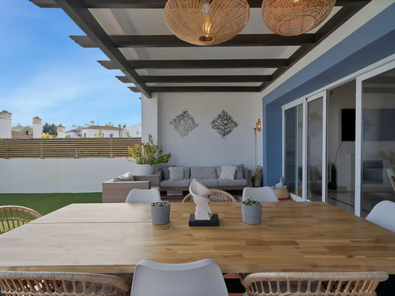 Modern property with private garden and sea views in Paraíso Pueblo