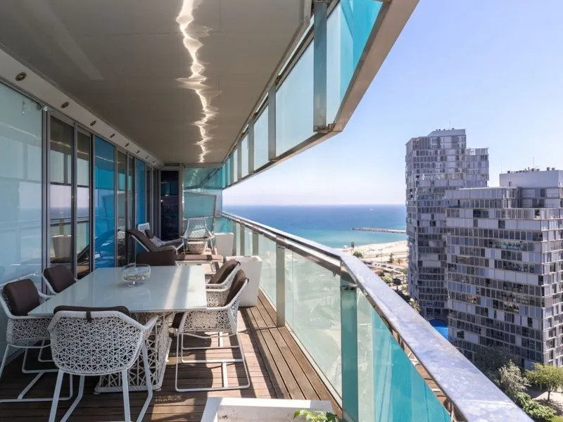 Exclusivo apartamento en primera línea de mar en Diagonal Mar, Barcelona