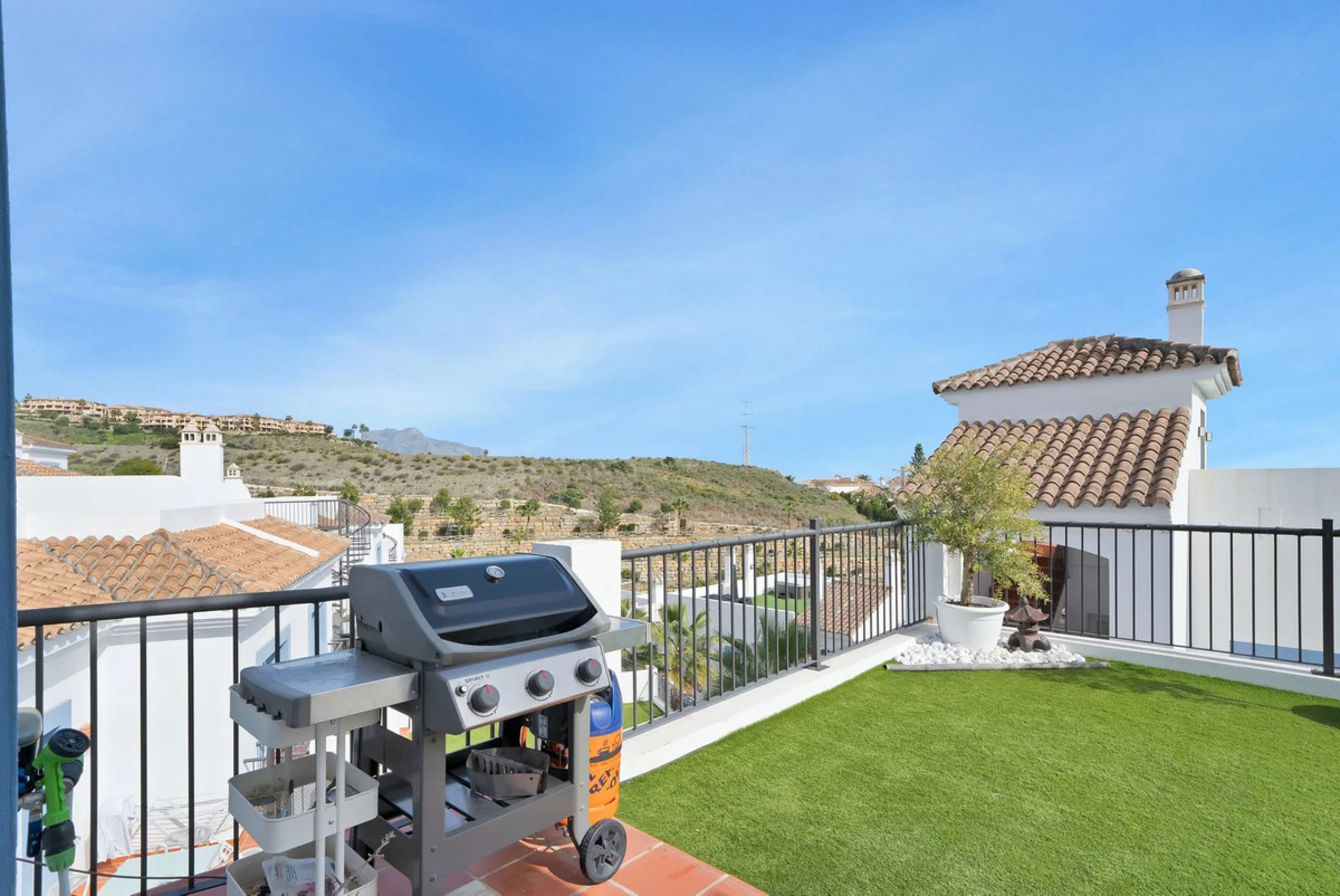 Modern property with private garden and sea views in Paraíso Pueblo