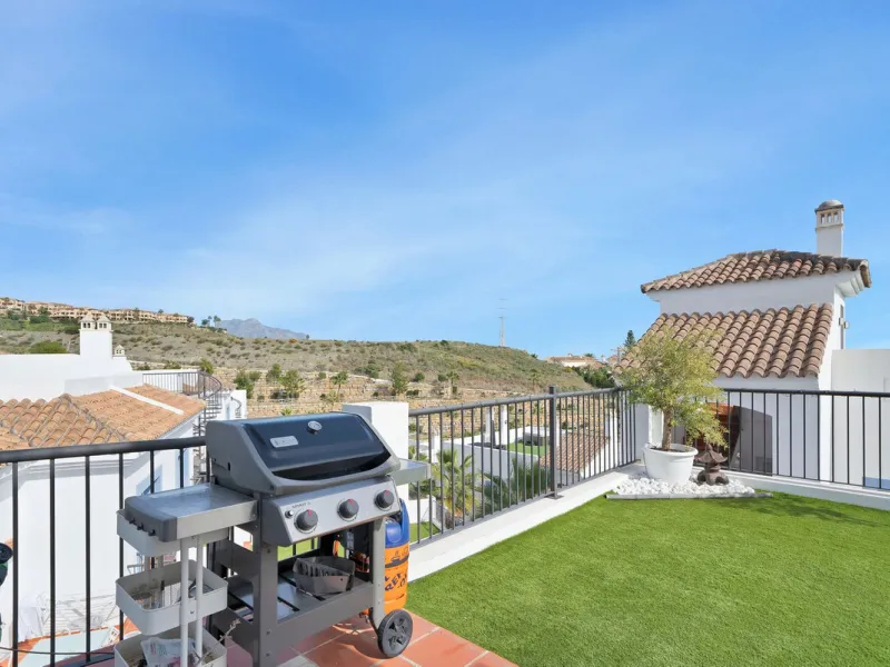 Modern property with private garden and sea views in Paraíso Pueblo