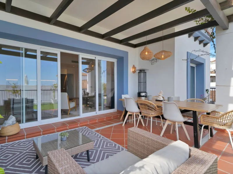 Modern property with private garden and sea views in Paraíso Pueblo