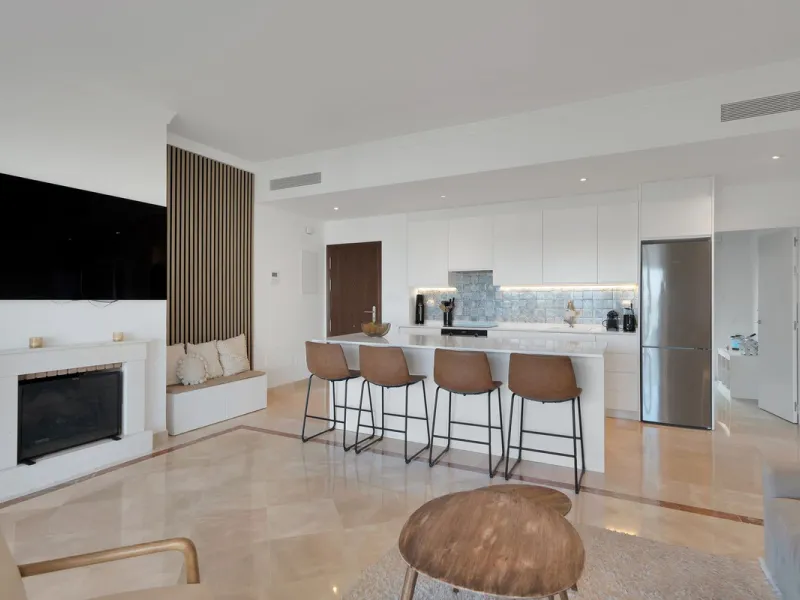 Modern property with private garden and sea views in Paraíso Pueblo