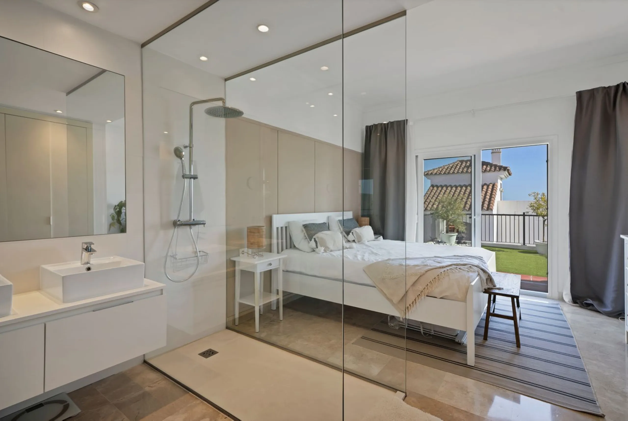 Modern property with private garden and sea views in Paraíso Pueblo