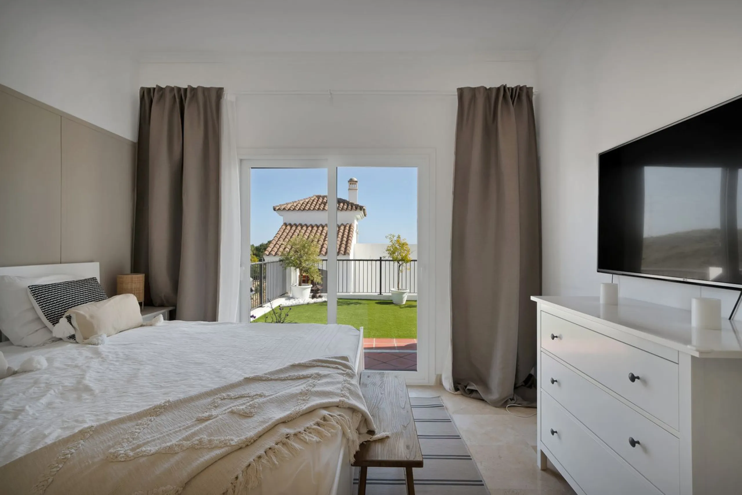 Modern property with private garden and sea views in Paraíso Pueblo