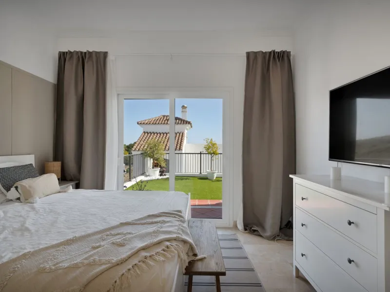 Modern property with private garden and sea views in Paraíso Pueblo