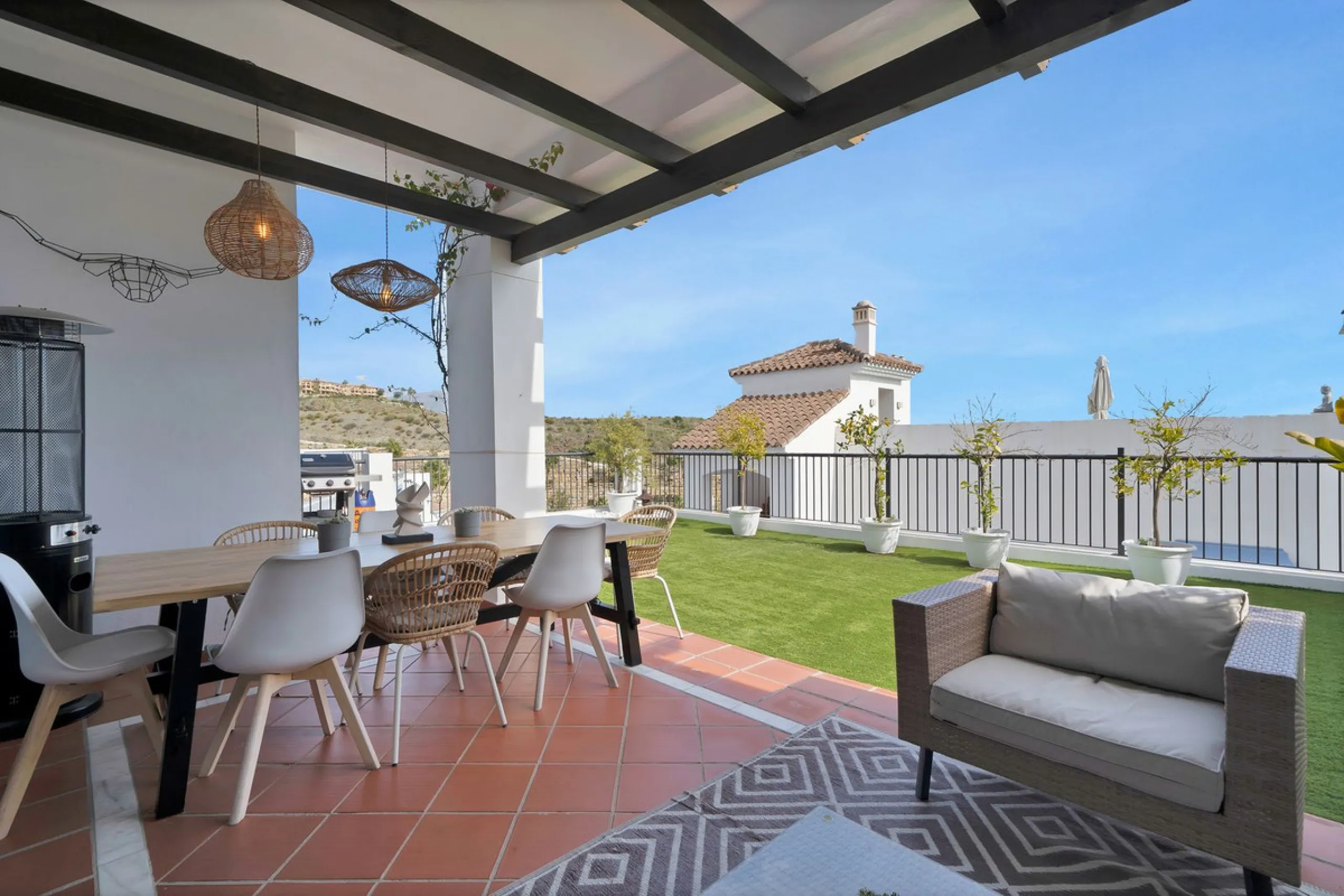 Modern property with private garden and sea views in Paraíso Pueblo