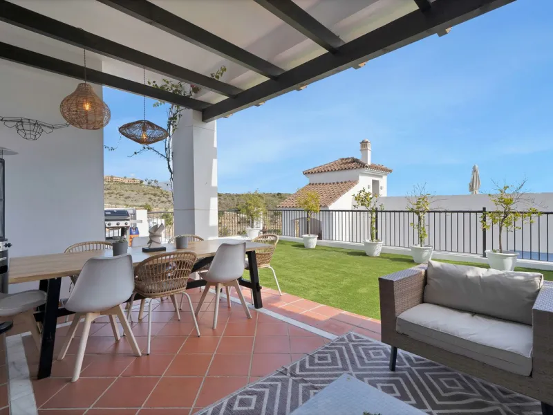 Modern property with private garden and sea views in Paraíso Pueblo