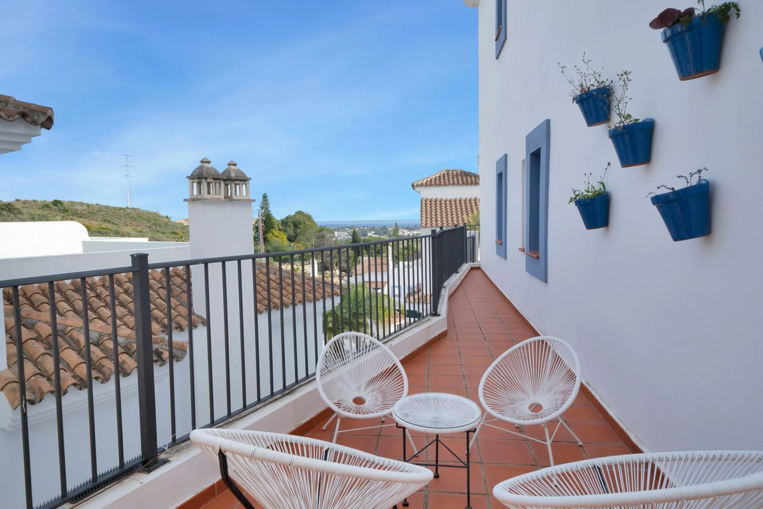 Modern property with private garden and sea views in Paraíso Pueblo