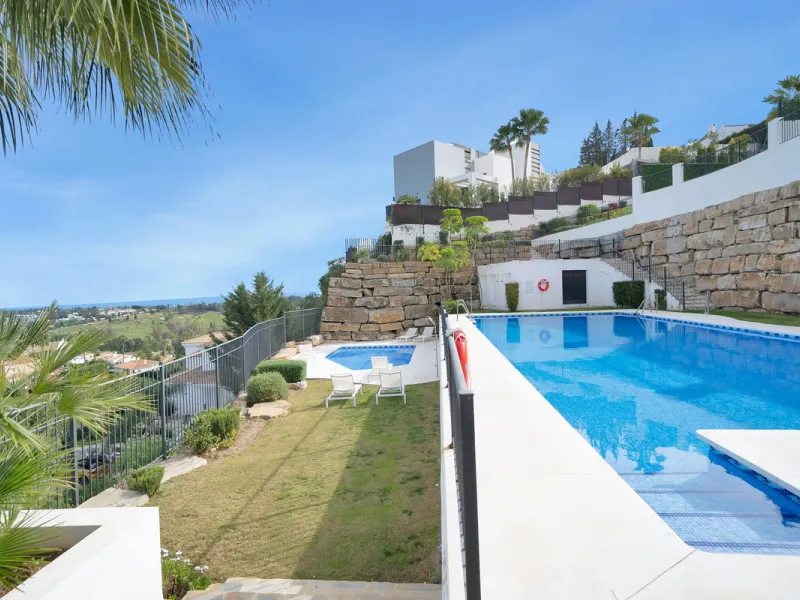 Modern property with private garden and sea views in Paraíso Pueblo