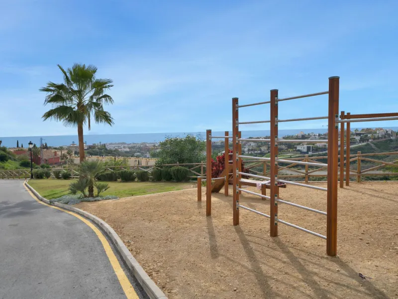 Modern property with private garden and sea views in Paraíso Pueblo